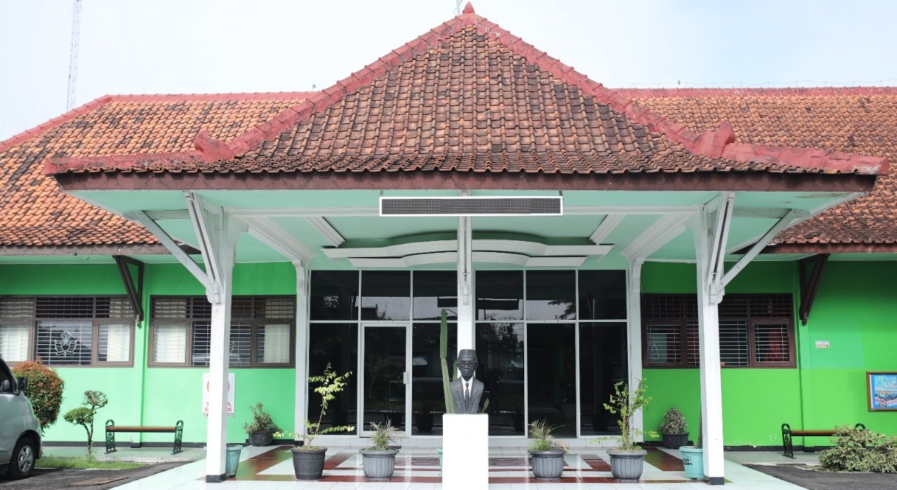 bangunan sekolah guru guru smpn1karlesa1.sch.id